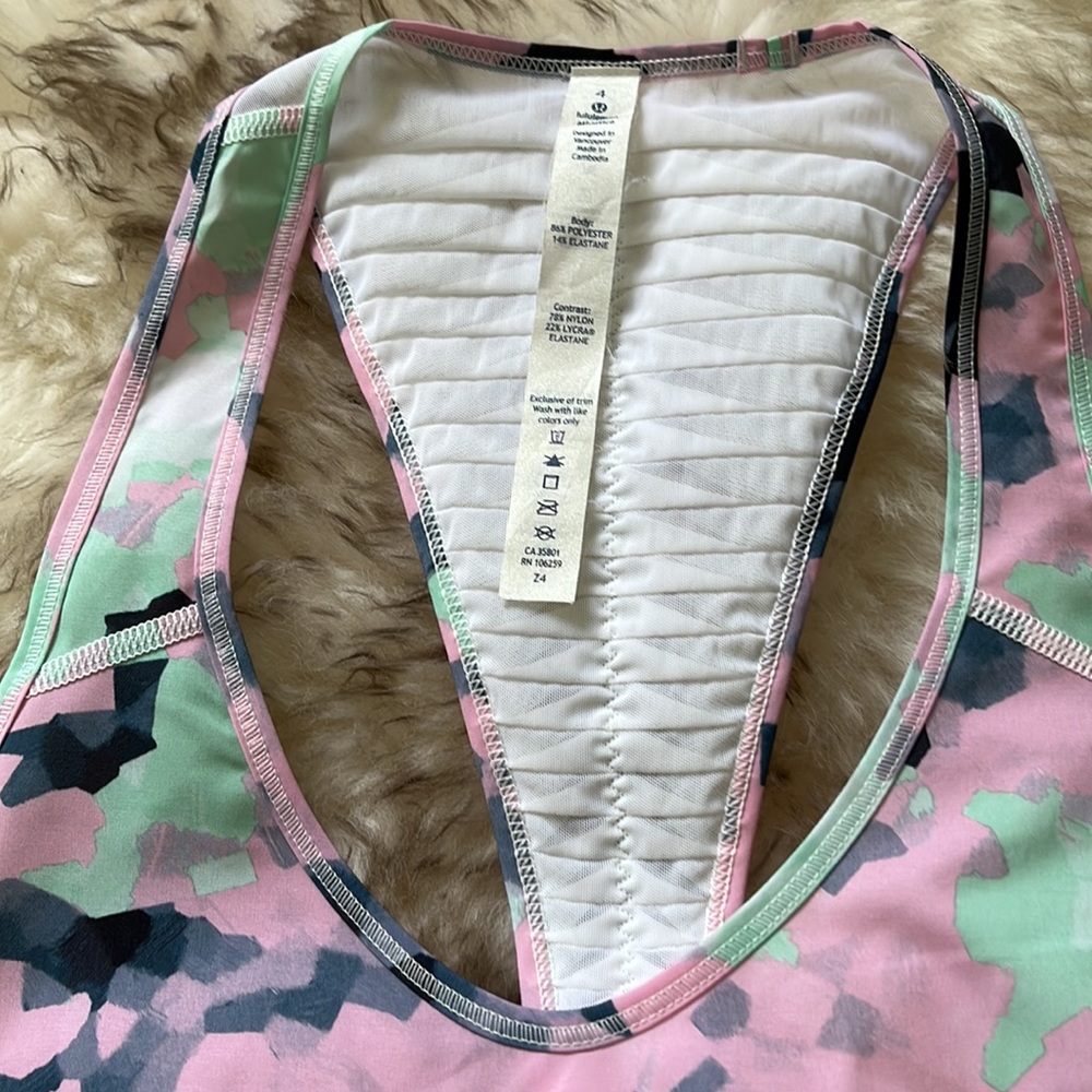 Lululemon tank size 4 - Picture 2 of 4